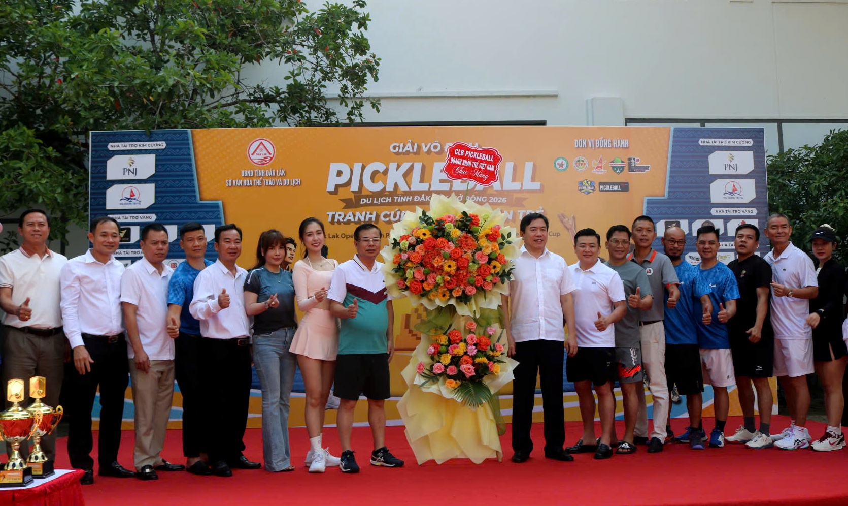 Lãnh đạo tỉnh, Ban tổ chức và các nhà tài trợ chụp hình lưu niệm tại giải đấu.